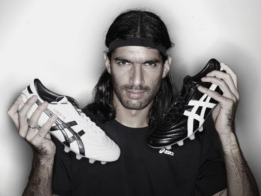 Loco Abreu et Asics, ensemble contre le racisme !